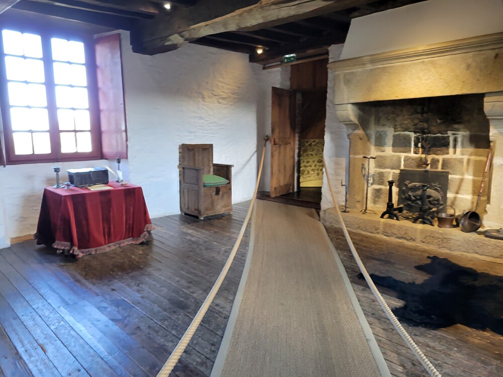 Visite de la maison de Jacques Cartier à Saint Malo - Manoir de Limoëlou : chambre de Jacques Cartier